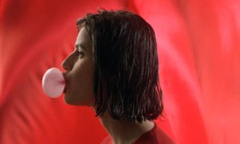 Tres colores: Rojo, de Krzysztof Kieslowski. Vean aquí la película.